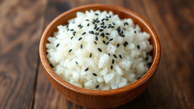 Tigela de madeira com arroz de sushi brilhante, grãos perfeitamente soltos e levemente pegajosos.