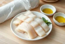 Postas de bacalhau dessalgado, secas e prontas para o armazenamento na geladeira.