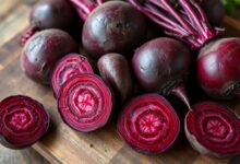 Beterrabas cozidas perfeitas, com cor roxa intensa e brilhante, prontas para serem usadas em diversas receitas.