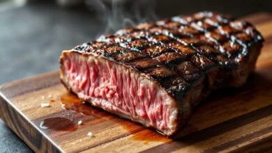 Bifes de carne barata com marcas de grelha douradas, fatiados e suculentos, prontos para servir.