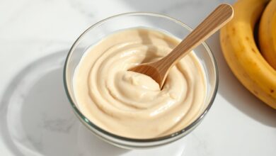 Um bowl de biomassa de banana verde com textura aveludada e cor bege claro, pronta para consumo.