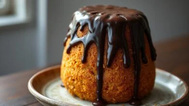 Bolo de cenoura alto e fofinho coberto com calda de chocolate brilhante e craquelada
