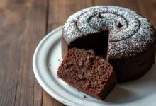 Bolo de chocolate fofinho e úmido, feito com maizena, fatiado e com uma textura macia visível.