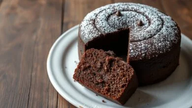 Bolo de chocolate fofinho e úmido, feito com maizena, fatiado e com uma textura macia visível.