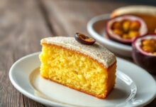 Fatia de bolo de maracujá úmido e perfumado, com textura macia e cor vibrante.