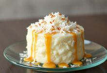 Bolo branco estruturado, coberto com coco ralado e leite condensado
