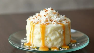 Bolo branco estruturado, coberto com coco ralado e leite condensado