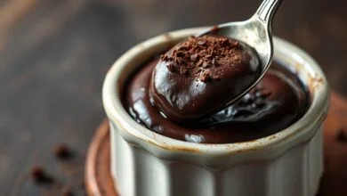 Tigela de brigadeiro de colher cremoso, com textura de pudim e brilho intenso, pronto para ser servido.