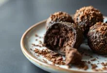Fileiras de brigadeiros gourmet brilhantes cobertos com confeitos nobres