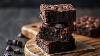 Brownie de chocolate intenso com superfície craquelada e interior denso