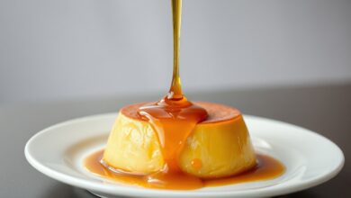 Calda de caramelo cor âmbar vertendo sobre um pudim perfeito