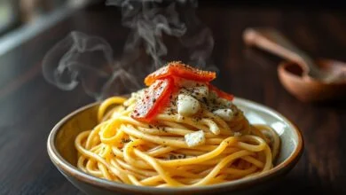 Espaguete al dente envolto em molho cremoso de ovo e pecorino, coberto por tiras douradas e crocantes de mortadela, com pimenta-do-reino moída por cima.