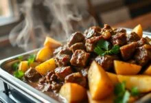 Travessa grande servindo carne de panela suculenta com batatas