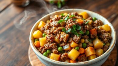 Vista principal do prato de carne moída solta com legumes coloridos e macios, finalizado com salsinha fresca.