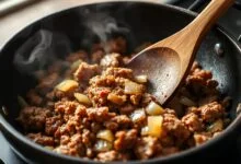 Carne moída dourada e soltinha em uma panela antiaderente, pronta para servir.