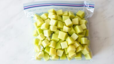 Cubos de chuchu frescos e brilhantes organizados para o armazenamento