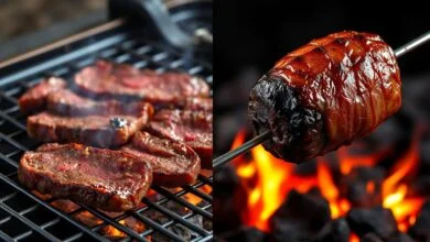 Uma composição apetitosa mostrando fatias de carne com crosta na grelha e uma peça inteira e rosada no espeto.