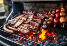 Vista de uma grande grelha com cortes variados de carne assando, incluindo picanha dourada, costela macia e linguiça, com brasa incandescente.