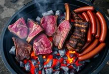 Vista aérea de uma grelha abarrotada com os melhores cortes de carne assando sobre brasa viva.
