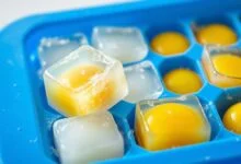 Cubos de ovos congelados em uma forma de silicone, prontos para uso.