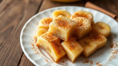Fatias de doce de banana com textura firme e cor dourada, polvilhado com canela.