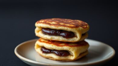 Dorayaki tradicional com casquinha dourada e recheio de anko escuro.