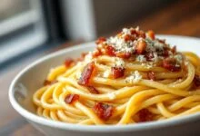 Prato de massa italiana com molho amarelo vibrante e brilhante