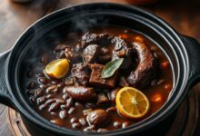 Caldeirão de barro rústico servindo uma feijoada encorpada com guarnições tradicionais ao redor