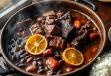 Uma panela gigante de feijoada com feijão preto cremoso, pedaços de carne seca, linguiça e costela, pronta para servir uma multidão.