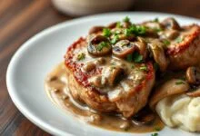 Bifes de filé mignon dourados e suculentos, cobertos por um molho aveludado de cogumelos funghi, finalizado com salsinha fresca.