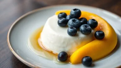 O flan cremoso desenformado e adornado com frutas frescas, pronto para servir.