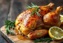 Galeto inteiro dourado na churrasqueira com pele crocante e aromas de alecrim.