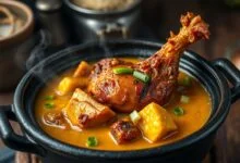 Prato fundo com galopé suculento, exibindo o caldo denso e carnes macias