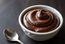 Tigela com ganache de chocolate aerada, textura de mousse brilhante e fofa, pronta para ser usada como cobertura ou recheio.