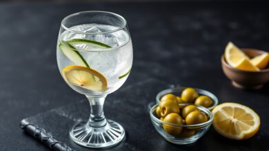 Um gin tônica clássico e elegante, servido com petiscos que harmonizam perfeitamente com os botânicos do destilado.