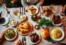 Vista de uma mesa de Natal posta com os sete pratos principais, incluindo fricassê dourado, salpicão, costela e bacalhau.
