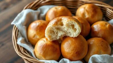 Mini Pães Caseiros Fofinhos Em 40 Min: Receita Fácil 6 Cesta de mini pães caseiros dourados e macios, com acabamento brilhante de manteiga, prontos para o café da manhã.