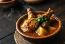 Ensopado de mocotó com caldo dourado e encorpado, pedaços de carne macia e coentro fresco.