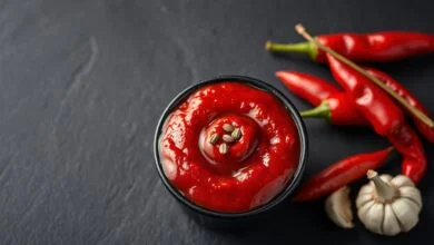 Molho chilli vermelho intenso com textura aveludada e brilho acetinado