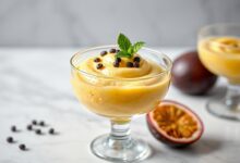 Taça de mousse de maracujá vibrante e aerada, perfeita para uma sobremesa rápida e impressionante.