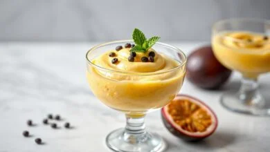 Taça de mousse de maracujá vibrante e aerada, perfeita para uma sobremesa rápida e impressionante.