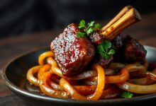Cubos de carne dourados com aspecto suculento e cebolas caramelizadas