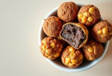 Bolinhas de chocolate douradas e crocantes, feitas com grão de bico, perfeitas para um lanche fit.