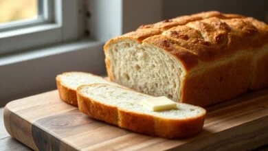 Pão dourado e fofinho, fatiado para mostrar o miolo macio e uniforme, ideal para café da manhã ou lanche.