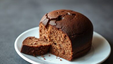 Bolo de chocolate esponjoso e aerado, com superfície levemente dourada e textura de nuvem, fatiado para mostrar a estrutura interna perfeita.