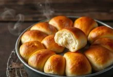 Bolas douradas de pão de mandioca caseiro, macias por dentro e crocantes por fora, prontas para o café da manhã.