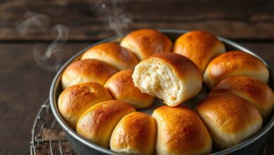 Bolas douradas de pão de mandioca caseiro, macias por dentro e crocantes por fora, prontas para o café da manhã.