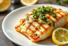 Filés de peixe branco perfeitamente grelhados com crosta dourada e molho verde vibrante