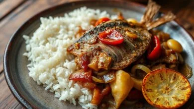 Peixe seco salgado desfiado e refogado com cebola e alho dourados no azeite, finalizado com pimenta dedo-de-moça, servido em prato de cerâmica rústico com arroz branco e farofa ao lado.