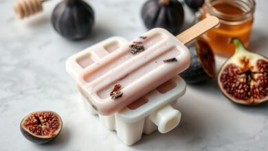 Um picolé cremoso de cor lilás pálido com pedaços rústicos de figo roxo visíveis, apresentado de forma elegante e refrescante.